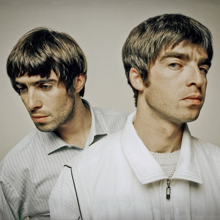 Los hermanos Liam y Noel Gallagher, en una fotografía de 1995, año en que lanzaron "(What's the story) Morning Glory".