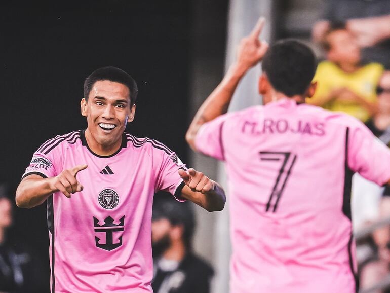 Los paraguayos Diego Gómez (i) y Matias Rojas, futbolistas del Inter Miami, celebran un gol en el partido frente al Columbus Crew por los octavos de final de la Leagues Cup 2024.