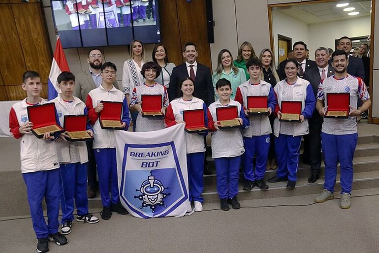 Jóvenes del  Breaking Bot recibieron un reconocimiento de Diputados por ganar el tercer puesto en el  Campeonato Mundial de Robótica realizado en Estados Unidos.