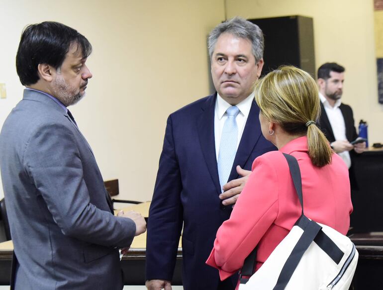 Édgar Melgarejo, ex titular de la Dinac, charla con los abogados Sara Parquet y Claudio Lovera.