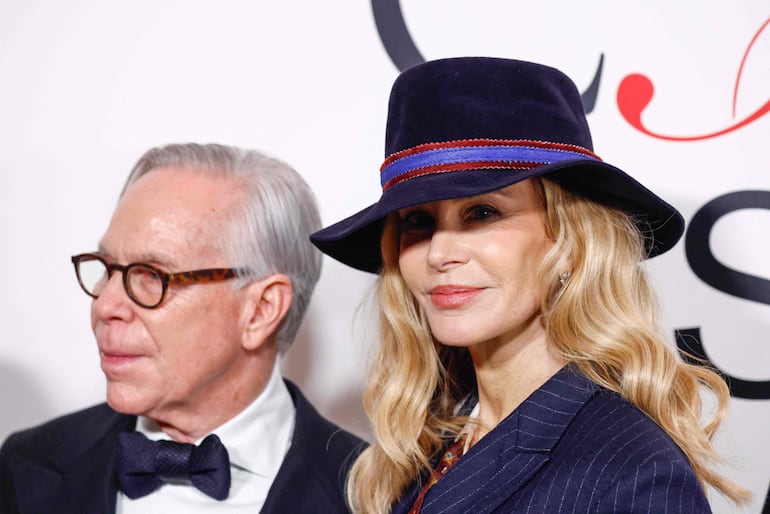 El diseñador de moda estadounidense Tommy Hilfiger y su esposa y colega Dee Ocleppo lucieron sus mejores galas en los premios CFDA 2024. (KENA BETANCUR / AFP)