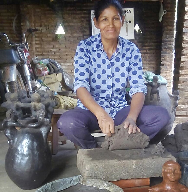 Carolina Noguera es una madre artesana  que tiene años de experiencia en la arte-
sanía en barro y es referente en su comu-
nidad.