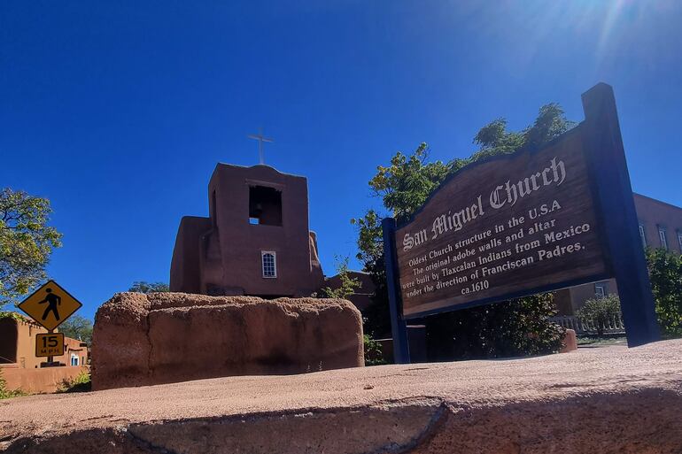 Construida originalmente alrededor del año 1610, durante la época de la colonización española de América, la iglesia de San Miguel es un testimonio tangible de la primera ola de evangelización cristiana en el Nuevo Mundo.