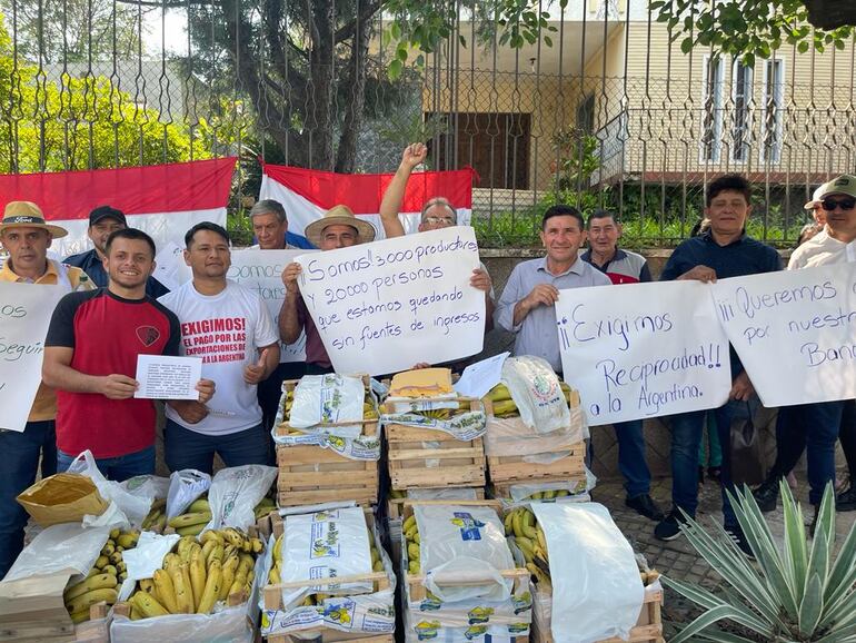 Productores y exportadores de banana, manifetándose este martes frente a la embajada de Argentina, en la Capital de nuestro país.