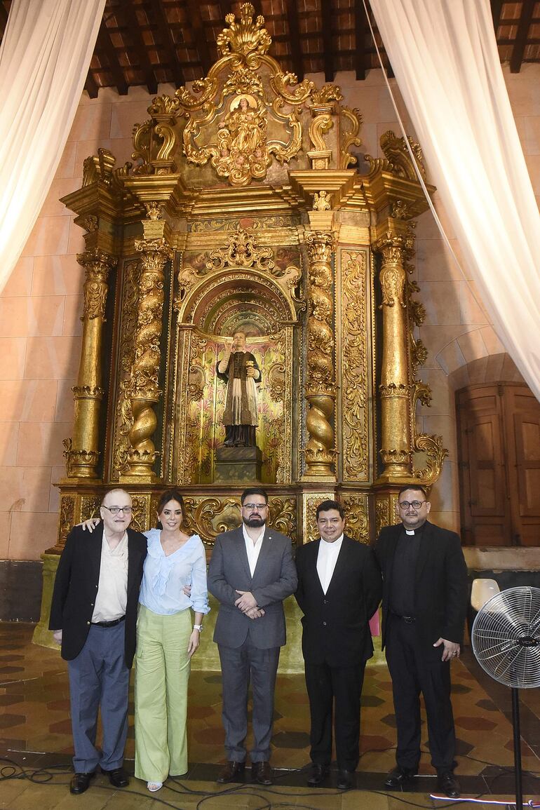 Nicolás Darío Latourette Bó, la Primera Dama Silvana Abdo, el ministro de la SNC Rubén Capdevila y los presbíteros Reinaldo Roa y Ricardo Moreno Parisi posan frente al retablo restaurado.