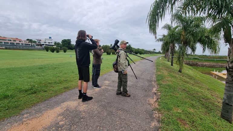 Los músicos pudieron observar diferentes especies de aves en las costas del río Paraguay.