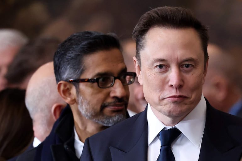 Elon Musk (d), consejero delegado de Tesla y SpaceX, y Sundar Pichai, consejero delegado de Google, llegan para asistir a la ceremonia de investidura de Donald Trump como 47º presidente de EE.UU. en la Rotonda del Capitolio de EE.UU.
