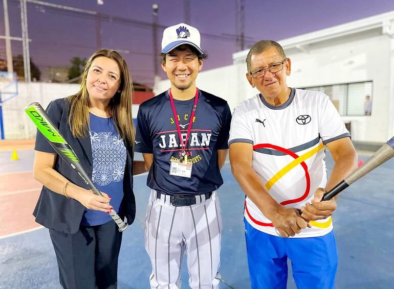 El coach de béisbol (c) y directivos de Nihon Gakko.