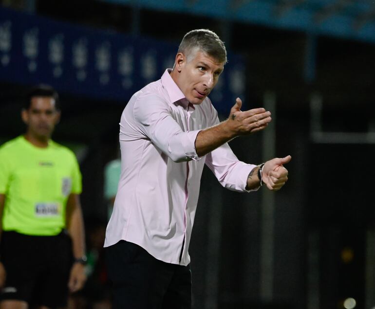 El argentino Martín Palermo, entrenador de Olimpia, en el partido frente a 2 de Mayo por la octava fecha del torneo Apertura 2025 del fútbol paraguayo en el estadio Luis Salinas, en Itauguá, Paraguay.