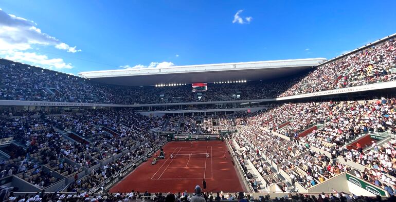 Imponente toma del estadio Philippe Chatrier, principal escenario de la edición 2024 de Roland Garros en París, Francia.