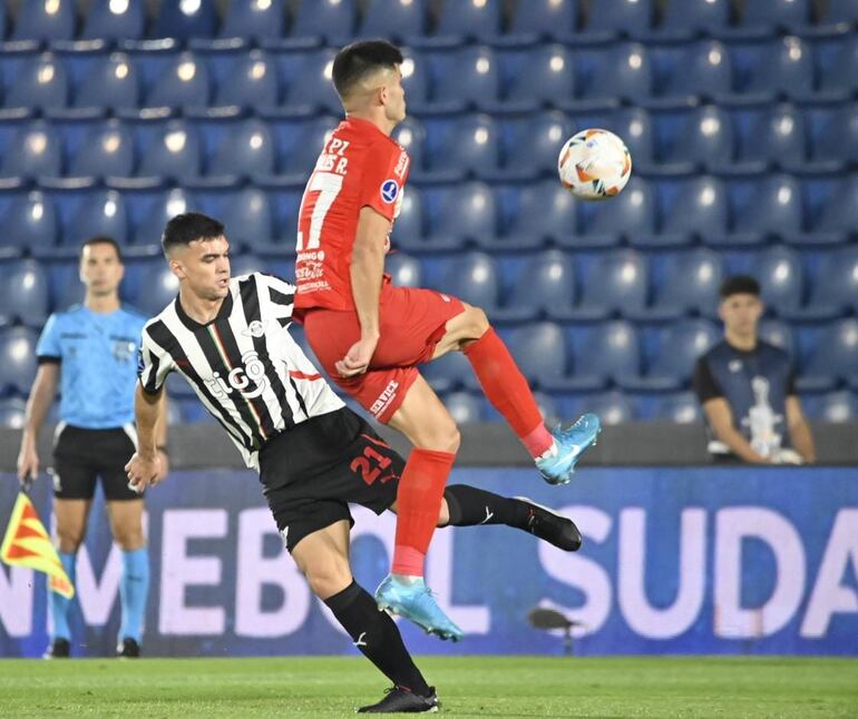 Lucas Sanabria intenta en un remate al arco en el juego que se disputa ene el Defensores