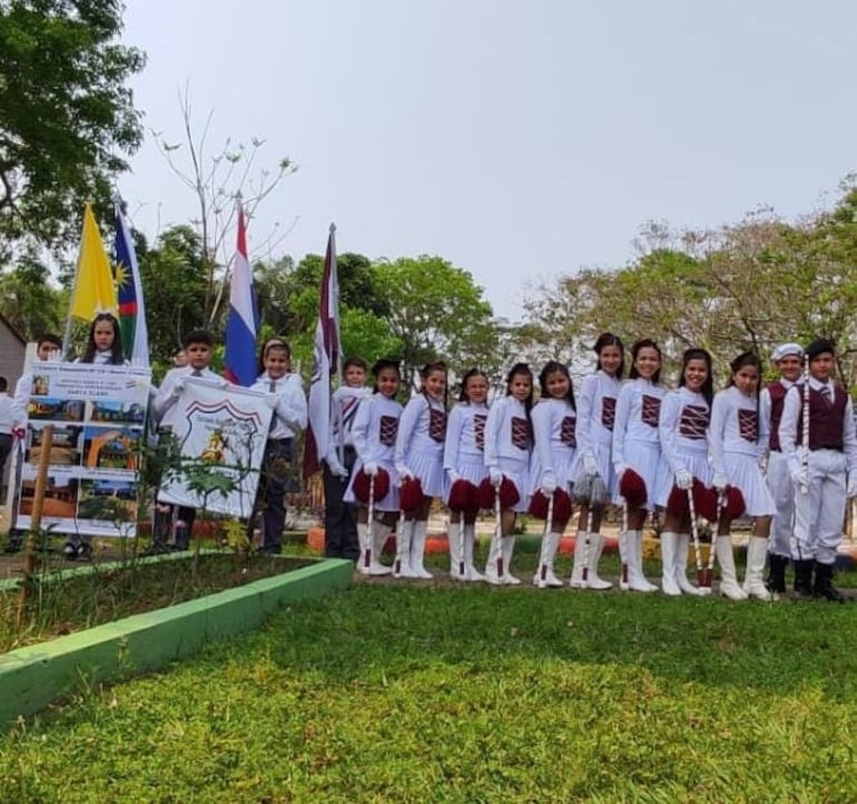 Los jóvenes se destacaron con sus elegantes uniformes.