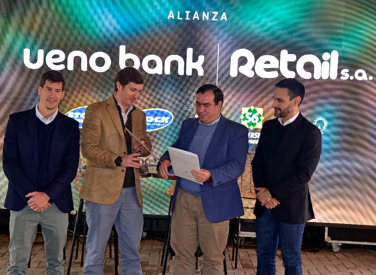 Directivos de ueno bank y Retail S.A. firmaron un acuerdo en la Expo de Mariano Roque Alonso en beneficio de los clientes.