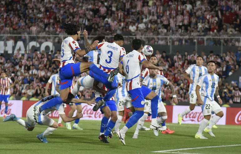 Cabezazo cruzado y adentro. Omar Alderete (27 años) registró el gol de la gran victoria albirroja.