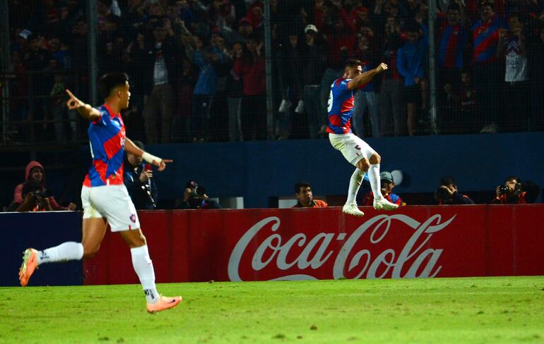 El argentino Diego Churín (d), jugador de Cerro Porteño, festeja un gol contra Olimpia durante un partido por el fútbol paraguayo en La Nueva Olla, en Asunción.