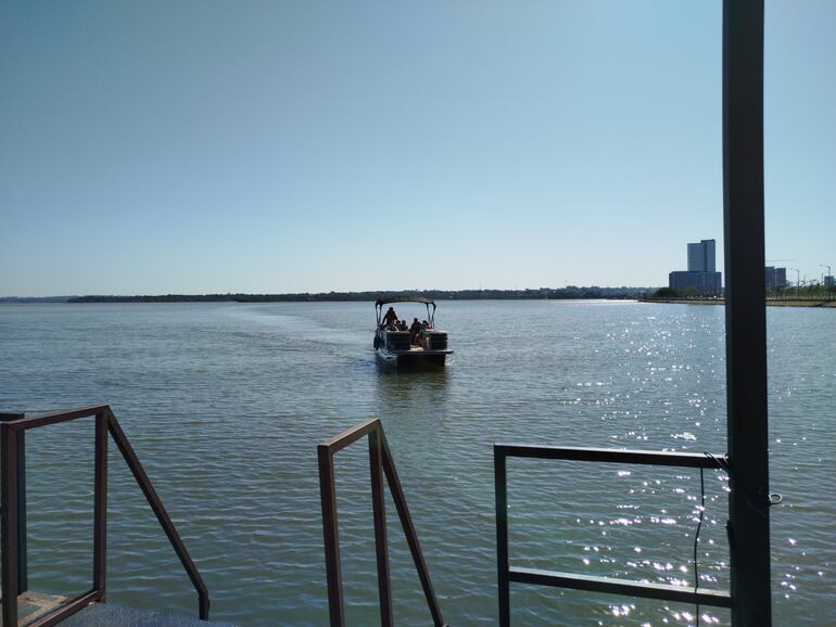 Paseo en Pontón por las costas de Encarnación