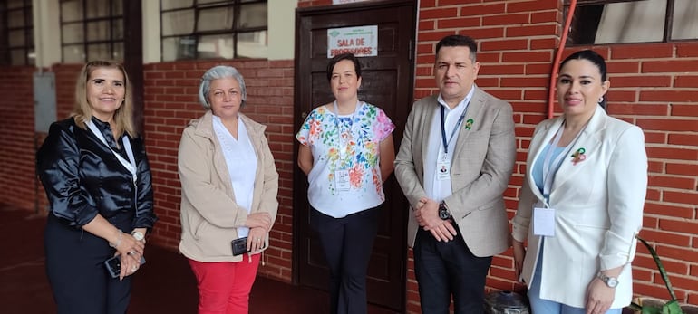 Lisa Ojeda, Vicenta Cañete, Rocío Palacios, Julio Figueredo (director departamental de educación, y Lourdes Alegre, uno de los seis equipos de evaluación designados en Itapúa.