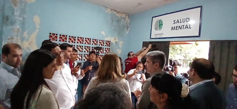 La ministra de salud recorre pasillos del Hospital Regional de Ciudad del Este, donde se puede ver paredes con moho.