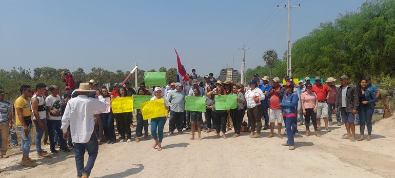 Reciente manifestación de usuarios en el distrito de Fuerte Olimpo, por el pésimo servicio de la Ande.