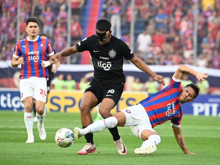 Rafael Carrascal (I), jugador de Cerro Porteño, pelea por el balón en el superclásico con Olimpia por la sexta fecha del torneo Clausura 2024 del fútbol paraguayo en el estadio La Nueva Olla, en Asunción.