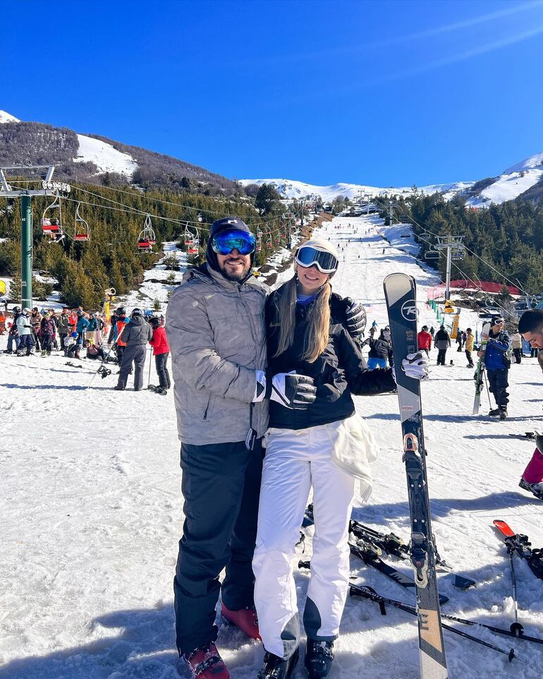 ¡Hermosa parejita! Matías Brizuela y Gaby Cogorno, enamorados en Bariloche. (Instagram/Gaby Cogorno)