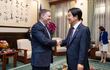 El presidente de Taiwán, William Lai (Lai Ching-te) (d), mantiene un encuentro en Taipéi con el exviceconsejero de Seguridad Nacional de EE.UU. Matt Pottinger, este jueves en Taipéi.