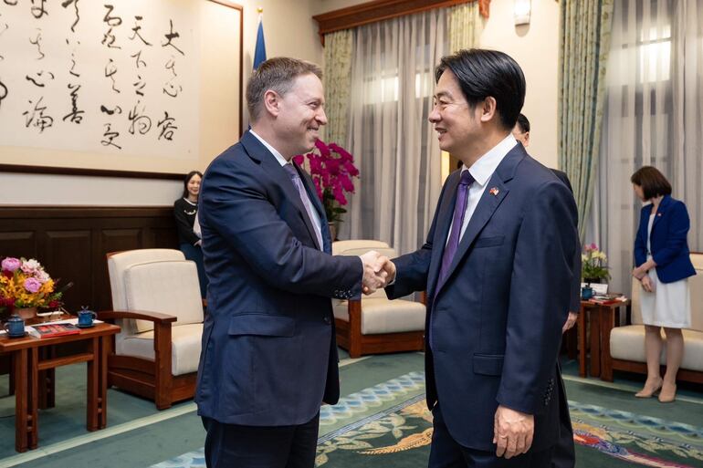 El presidente de Taiwán, William Lai (Lai Ching-te) (d), mantiene un encuentro en Taipéi con el exviceconsejero de Seguridad Nacional de EE.UU. Matt Pottinger, este jueves en Taipéi.