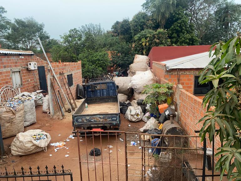 Vivienda por dentro, se ve la camioneta que los desaparecidos utilizaban en su trabajo.