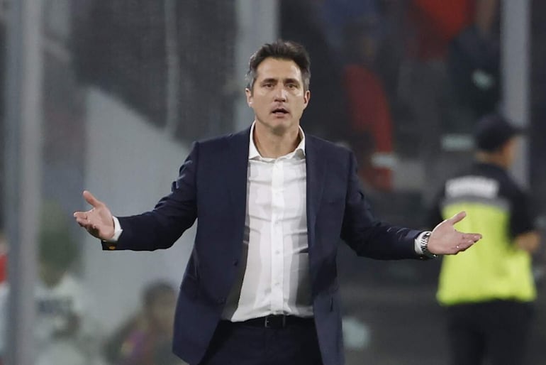 El entrenador Paraguay Guillermo Barros Schelotto reacciona en un partido amistoso internacional entre las selecciones de Chile y Paraguay en el estadio Nacional en Santiago de Chile (Chile).