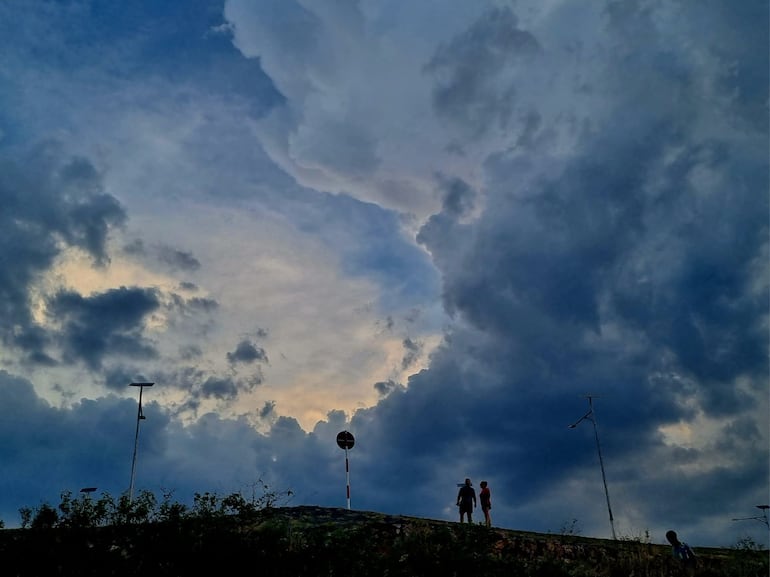 Río Paraguay con el cielo nublado