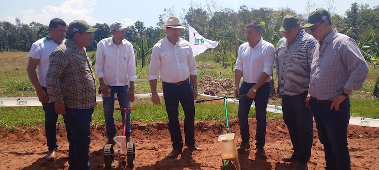 
Autoridades y referentes de los productores conversan en un sector del campo experimental del IPTA en Choré 