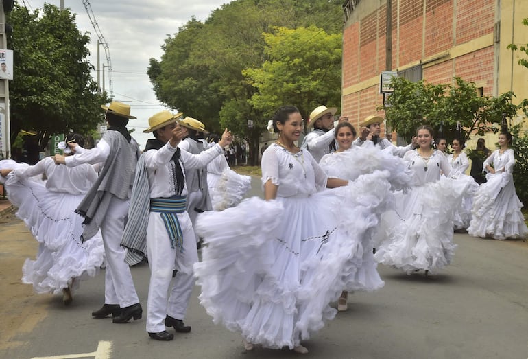 También los artistas participaron y dieron mucha alegría y color al desfile cívico.