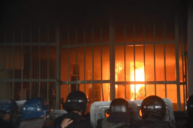 Policías antimotines hacen presencia en la penitenciaría de Tacumbú.