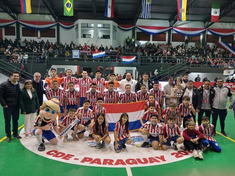 Plantel de Paraguay, cuerpo técnico y autoridades del fútbol de salón en el Mundial C17 en Ciudad del Este.