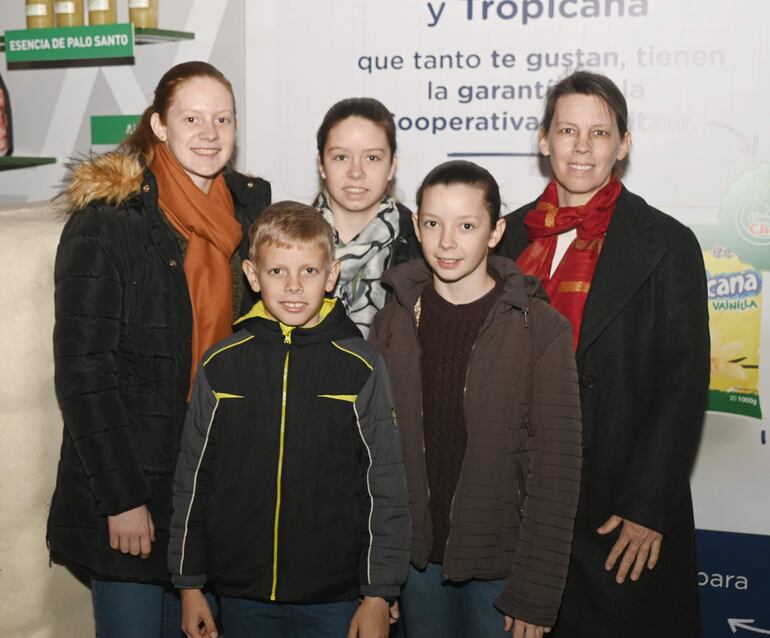 Leticia, Gabriela, Marcel, Tatiana y Graciela Reimer. 