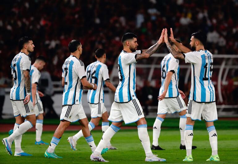 Los jugadores de Argentina celebran contra Indonesia durante el partido amistoso de fútbol entre Indonesia y Argentina en Yakarta, Indonesia, el 19 de junio de 2023.