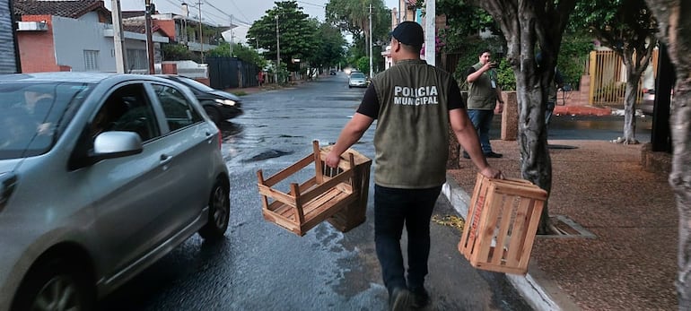 El estacionamiento tarifado dará fin a la práctica de reservar con cajas los espacios, según los cuidacoches.