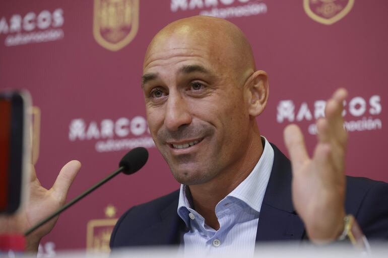 Luis Rubiales, hasta ahora presidente de la Real Federación Española de Fútbol (RFEF) y suspendido durante 90 días por la FIFA, ha anunciado este domingo que renuncia a su cargo. "Hoy he transmitido a las 21:30 al Presidente en funciones, D. Pedro Rocha, mi renuncia al cargo de Presidente de la RFEF. También le he informado de que he hecho lo mismo con mi cargo en UEFA para que mi puesto en la Vicepresidencia pueda ser sustituido", señala en su cuenta de la red social X.