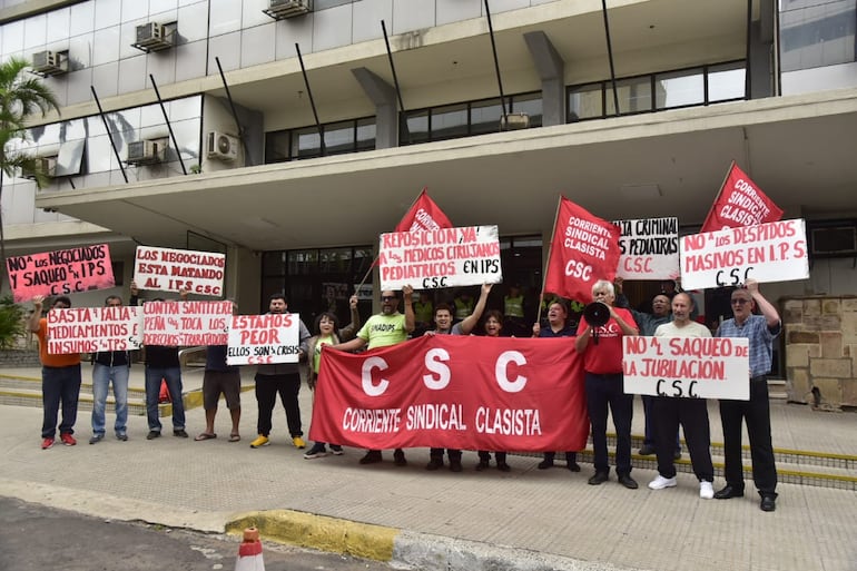 Esta mañana, protestan frente al IPS por la falta de cirujanos para pediatría, ante la crisis que se inició por el incumplimiento de la carga horaria exigida por ley.