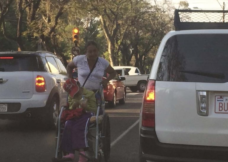 Muchos adultos utilizan hasta niños enfermos para sacar beneficio económico. 