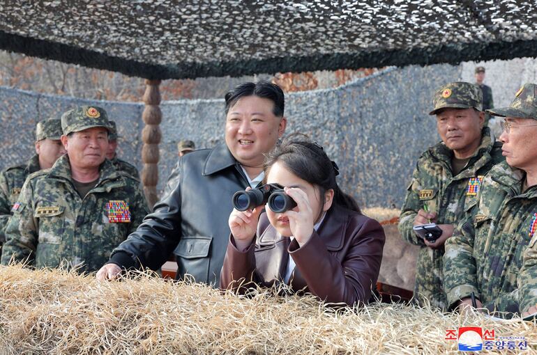 Ju Ae, con binoculares, observa un entrenamiento de tropas de Corea del Norte.