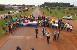 Los estudiantes de la Universidad Nacional del Este en uno de las cierres de ruta en Alto Paraná, en protesta contra la Ley Hambre Cero.