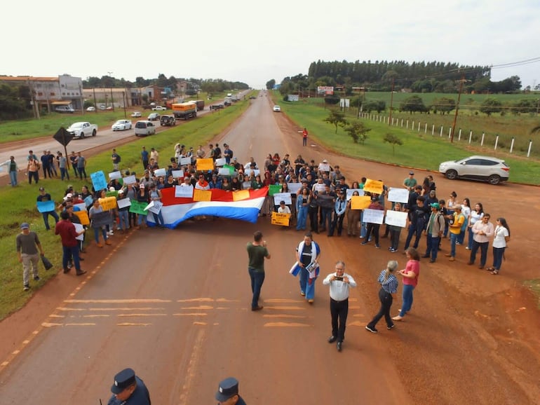 Los estudiantes de la Universidad Nacional del Este en uno de las cierres de ruta en Alto Paraná, en protesta contra la Ley Hambre Cero.