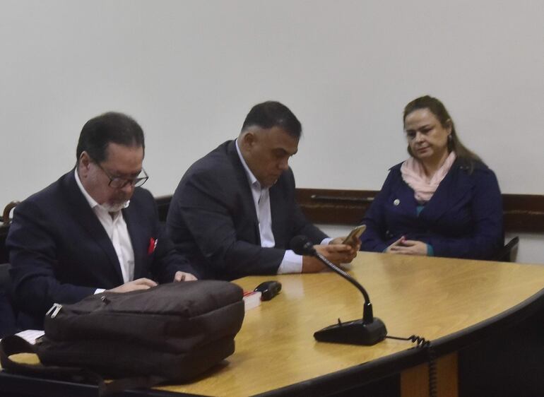 El exfiscal general del Estado Francisco Javier Díaz Verón (c.), junto a su esposa María Selva Morínigo, en la sala de juicio oral. A la izq. el abogado Mario Aníbal Elizeche Baudo.