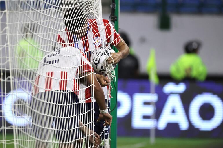 Los jugadores de Paraguay celebran la clasificación a Los Juegos Olímpicos París 2024 y la consagración de campeón del Preolímpico 2024 en el estadio Nacional Brígido Iriarte, en Caracas, Venezuela.