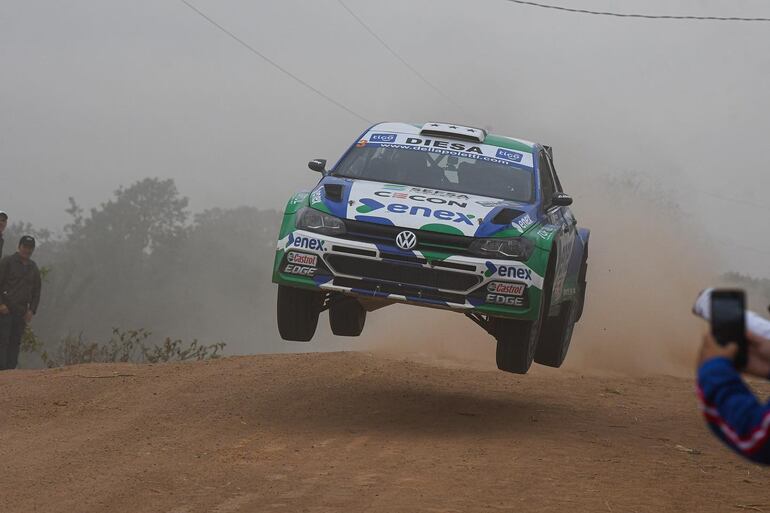 Salto del Volkswagen Polo GTI R5 de Augusto Bestard y José Luis Díaz durante la carrera hoy.