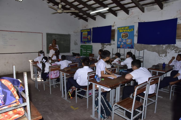 Alumnos de la escuela Sotero Colmán, de Asunción, empiezan las clases en aulas con paredes descascaradas.