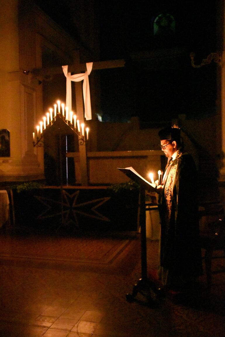 Liturgia de las tinieblas en la noche del Viernes Santo.