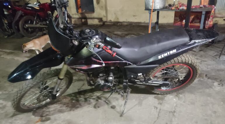 Motocicleta que fue hurtada el viernes pasado y que fue encontrada en poder del detenido.