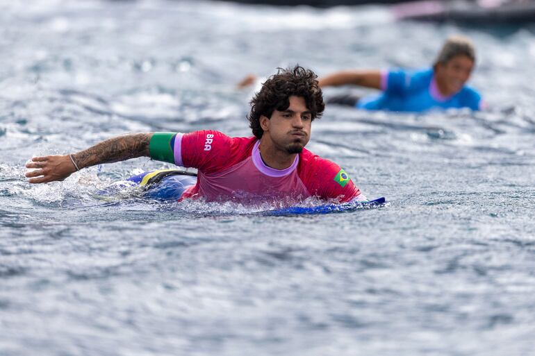 El fotógrafo Jerome Brouillet supo que le esperaban fuegos artificiales cuando vio al surfista olímpico brasileño Gabriel Medina adentrarse en una de las olas más grandes del día en medio de una de las rompientes más fuertes del mundo.